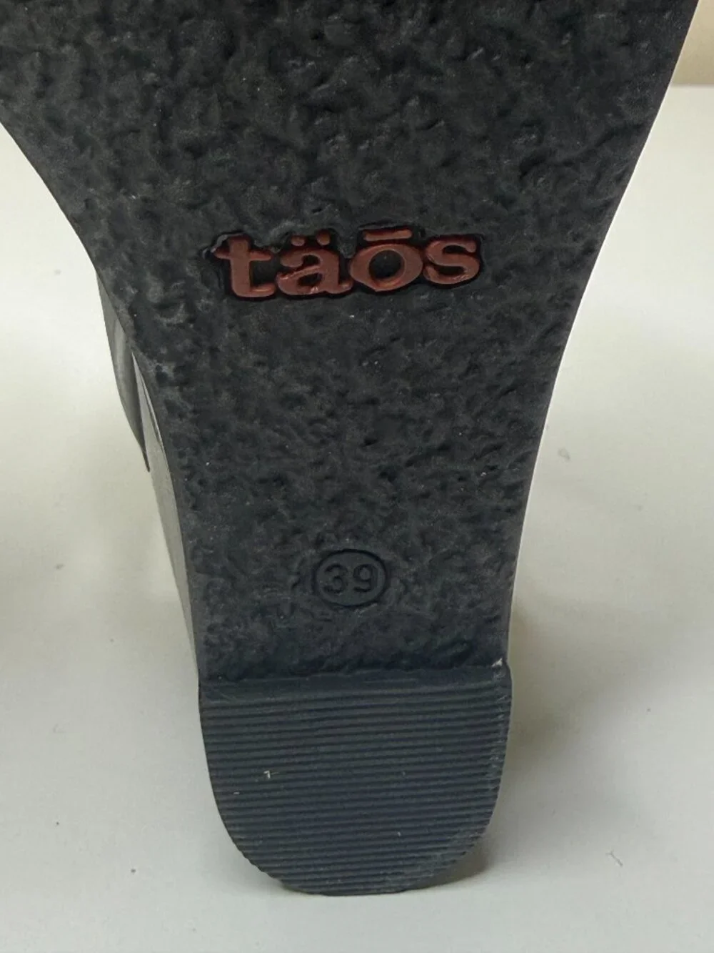Taos Carousel 3 Wedge Sandal Womens 8-8.5 Black Leather Medallion Strap Open Toe